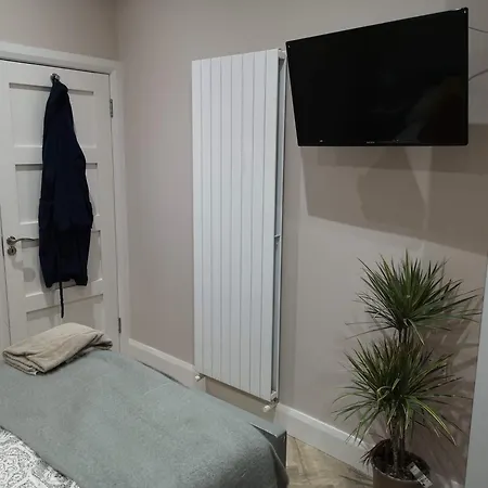 Stylish Own Entrance In Victorian House Apartment
