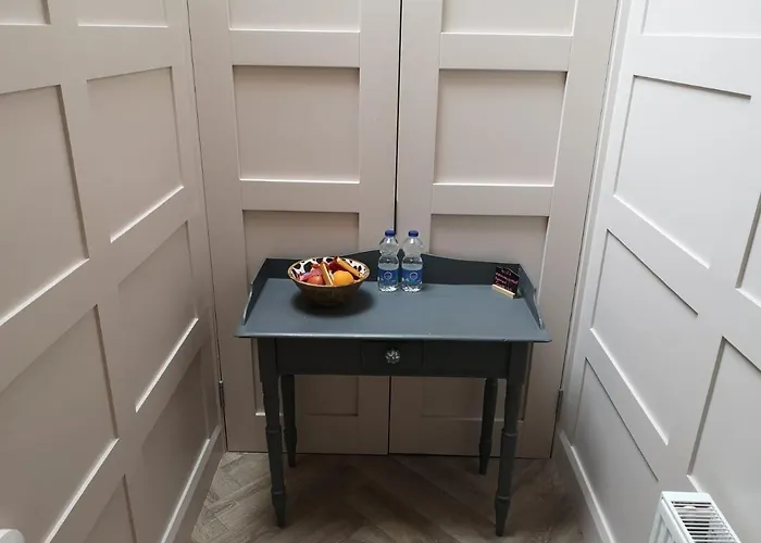 Stylish Own Entrance In Victorian House Daire