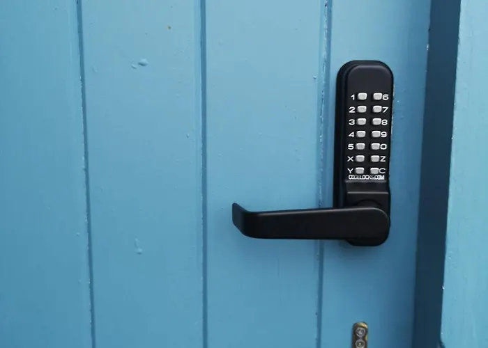 Stylish Own Entrance In Victorian House Daire