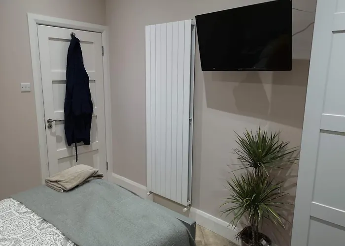 Stylish Own Entrance In Victorian House Daire